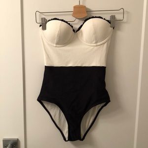 BLACK AND WHITE ONE PIECE SWIMSUIT